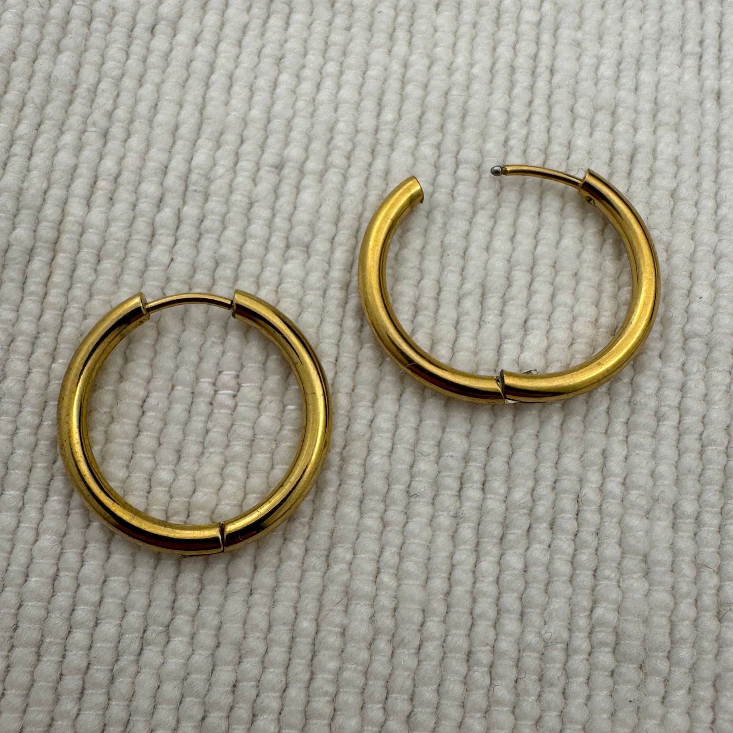 Simple Slim Hoop Huggies